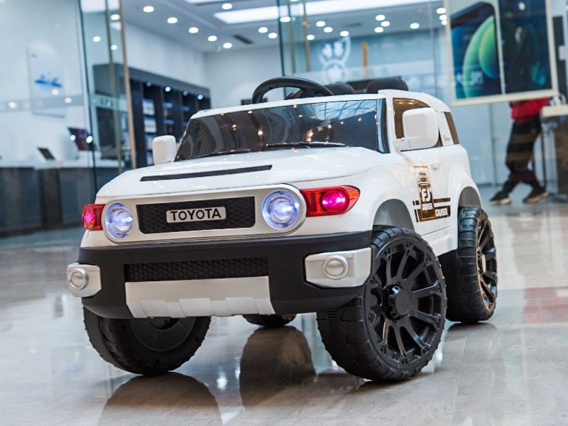 Электромобиль Toyota на р/у (свет, звук, подключение USB+Bluetooth+MP3, аккум. 12V, 20А, колеса пластик+запаска, сиденье кожа, открыв. двери, качается, до 40 кг) БЕЛЫЙ 58/007