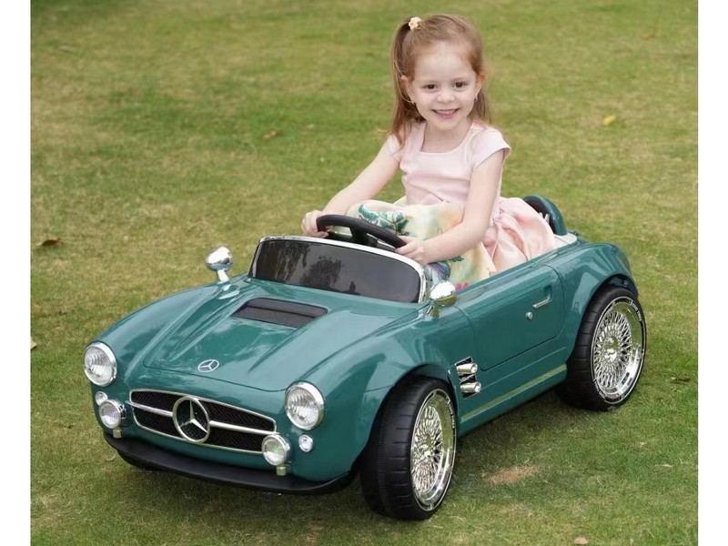 Купить оптом Электромобиль Mercedes Ретро на р/у (свет, звук, подключение USB+Bluetooth+MP3, аккум. 12V, 20А, колеса пластик, сиденье кожа, открыв. двери, качается, до 25 кг) ЗЕЛЕНЫЙ 16/015 в Луганске