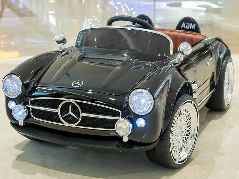 Электромобиль Mercedes Ретро на р/у (свет, звук, подключение USB+Bluetooth+MP3, аккум. 12V, 20А, колеса пластик, сиденье кожа, открыв. двери, качается, до 25 кг) ЧЕРНЫЙ 16/015