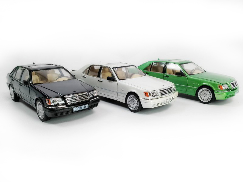 Машина инерц. металл. «Mercedes» классика 1:24 (свет, звук, открыв. двери, багажник, капот)