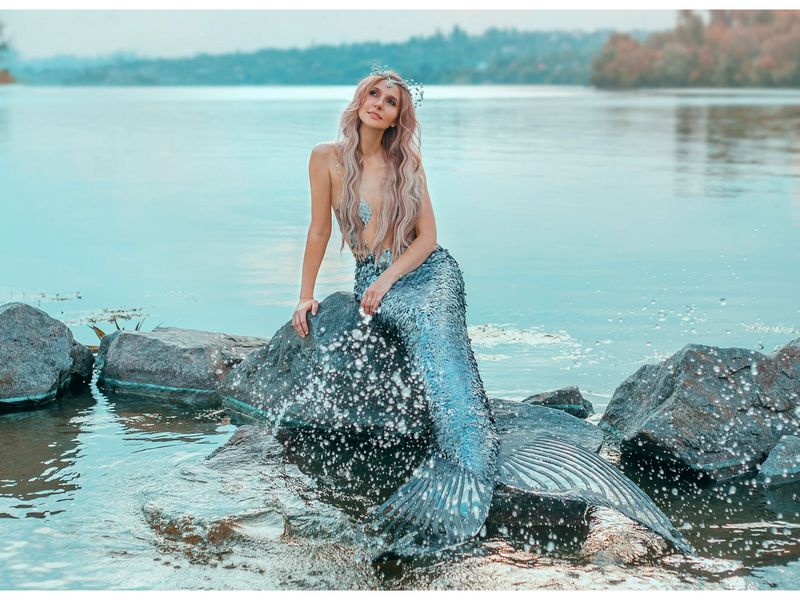 Купить оптом Холст с красками 40х50 см по номерам. МЕЧТАЮЩАЯ РУСАЛКА в Луганске