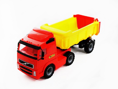 Автомобиль-самосвал "Volvo" с полуприцепом в сеточке